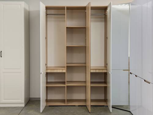 Белый шкаф трехстворчатый с зеркалом "ТРИО" Белый шкаф трехстворчатый с зеркалом "ТРИО" - Фабрика ЭКО