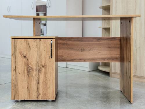 Стол письменный с дверкой в цвете дуб вотан Стол письменный с дверкой в цвете дуб вотан - Фабрика ЭКО