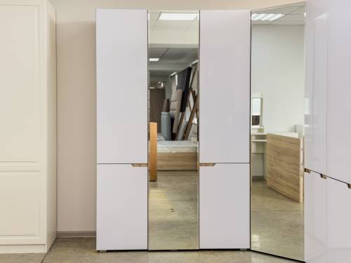 Белый шкаф трехстворчатый с зеркалом "ТРИО" Белый шкаф трехстворчатый с зеркалом "ТРИО" - Фабрика ЭКО