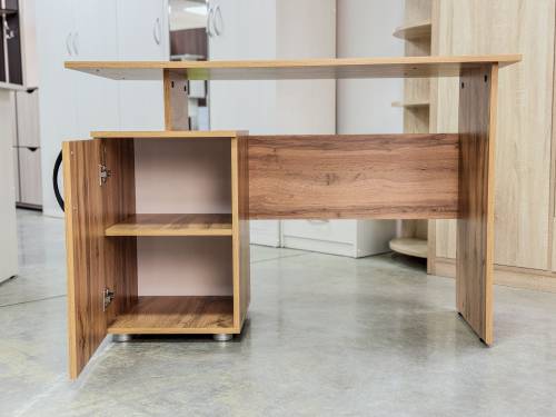 Стол письменный с дверкой в цвете дуб вотан Стол письменный с дверкой в цвете дуб вотан - Фабрика ЭКО