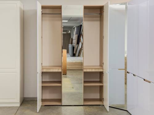 Белый шкаф трехстворчатый с зеркалом "ТРИО" Белый шкаф трехстворчатый с зеркалом "ТРИО" - Фабрика ЭКО