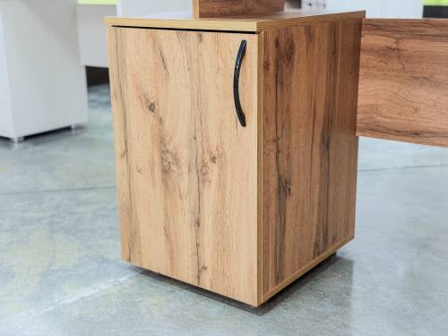 Стол письменный с дверкой в цвете дуб вотан Стол письменный с дверкой в цвете дуб вотан - Фабрика ЭКО