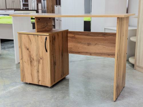 Стол письменный с дверкой в цвете дуб вотан Стол письменный с дверкой в цвете дуб вотан - Фабрика ЭКО